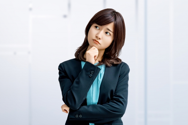 ITに不安を感じる女性のイメージ